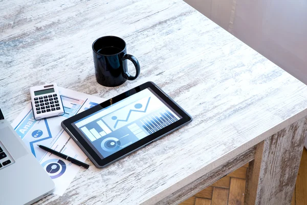 业务分析与 Tablet Pc 和一台笔记本电脑 — 图库照片