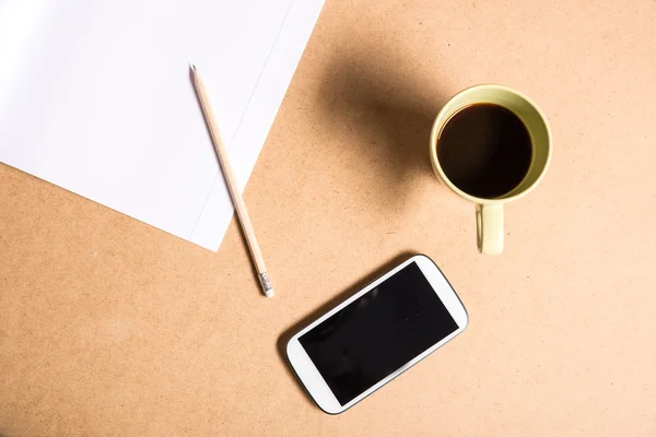 Smartphone e um caderno de exercícios — Fotografia de Stock