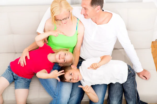 Gelukkige familie op de Bank — Stockfoto