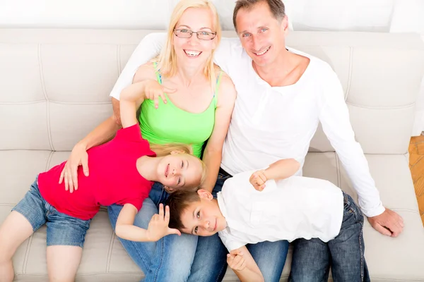 Gelukkige familie op de Bank — Stockfoto