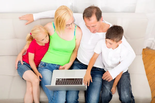 Lycklig familj på soffan — Stockfoto