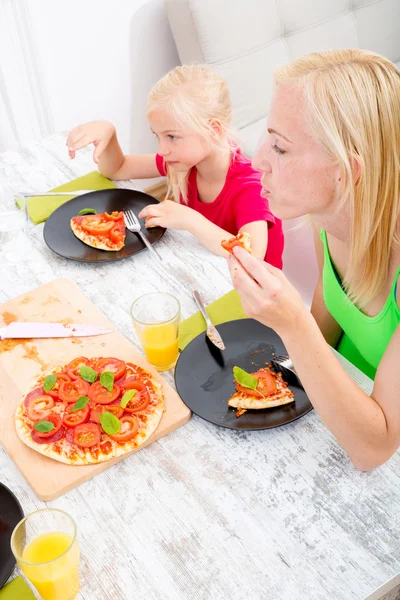 Familie isst Pizza — Stockfoto