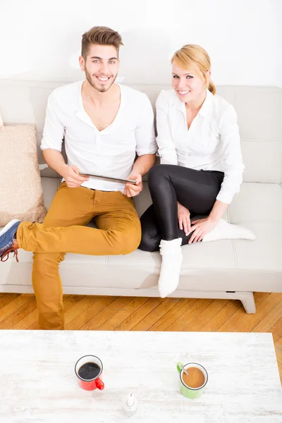 Giovane coppia parla sul divano — Foto Stock