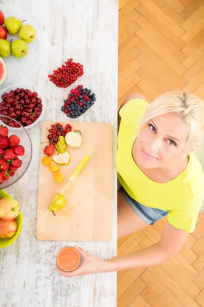 Mogen kvinna njuter av en smoothie — Stockfoto