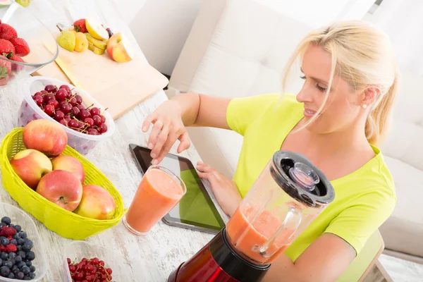 Mujer madura disfrutando de un batido —  Fotos de Stock