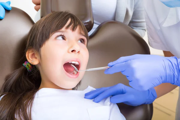 Petite fille chez le dentiste — Photo