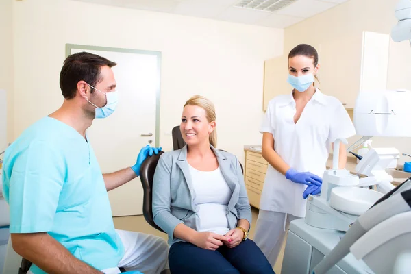 Donna adulta ottenere il suo check-up dal dentista — Foto Stock