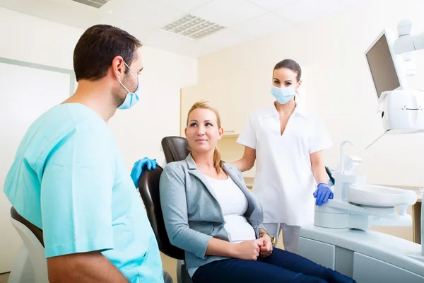 Donna adulta ottenere il suo check-up dal dentista — Foto Stock