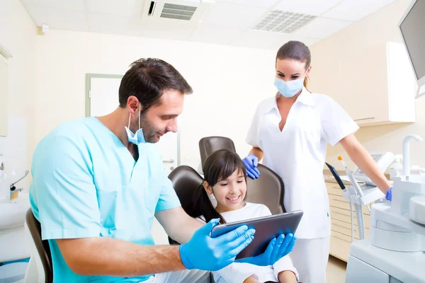 Dentista com uma menina e um Tablet Pc — Fotografia de Stock