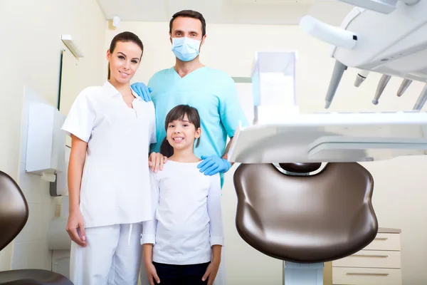 Equipo de dentistas con una niña —  Fotos de Stock