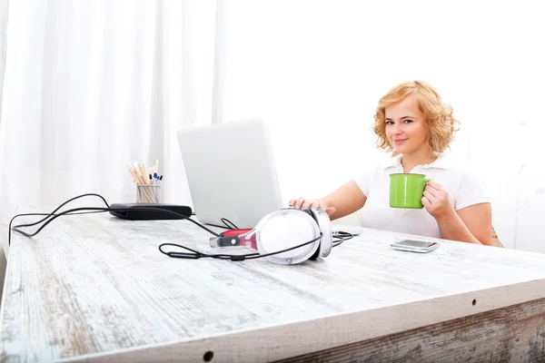 Femme au bureau à la maison — Photo