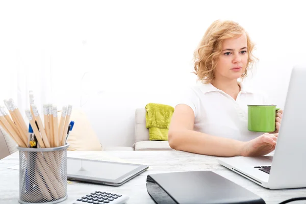 Vrouw in het thuiskantoor — Stockfoto