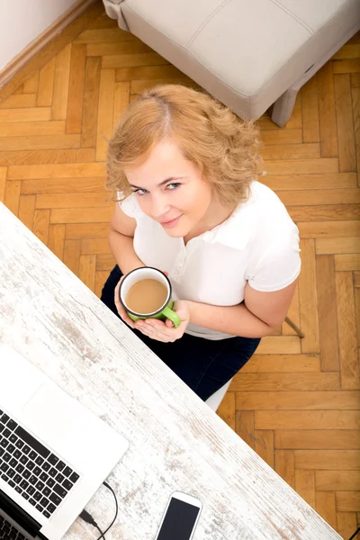 Femme au bureau à la maison — Photo