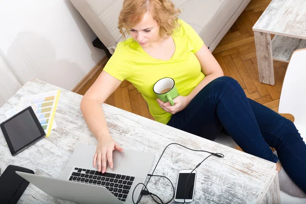 Young plus size woman working on a  laptop computer — Stock Photo, Image