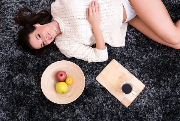 Jonge mooie vrouw in ondergoed luisteren naar muziek — Stockfoto