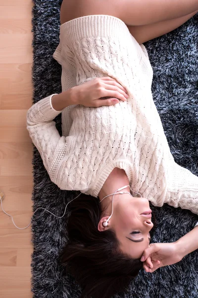 Jonge mooie vrouw in ondergoed luisteren naar muziek — Stockfoto