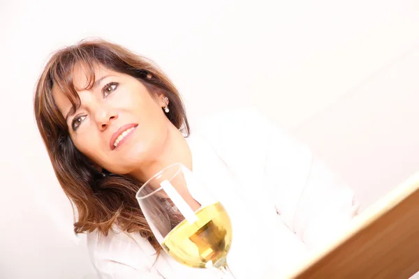 Donna con vino bianco — Foto Stock