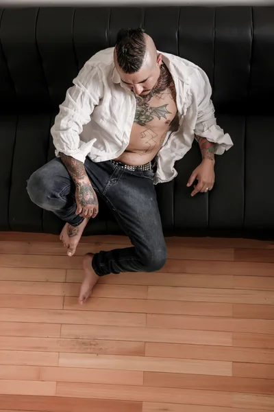 Tattooed man ontspannen — Stockfoto