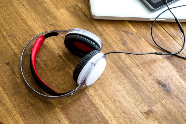 Digital devices and Headphones on a wooden Desktop — Stock Photo, Image