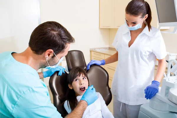 Petite fille chez le dentiste — Photo