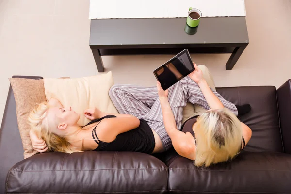 Madre e hija con una tableta — Foto de Stock