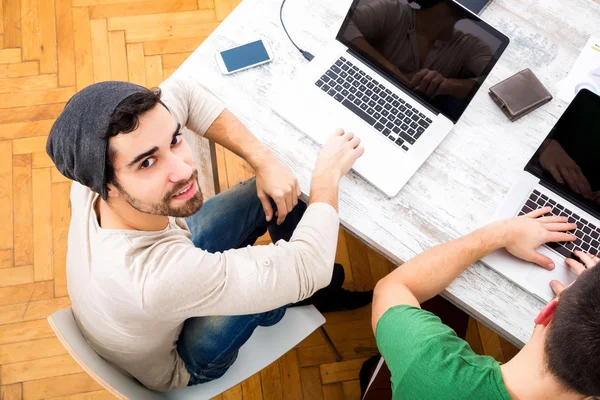 Zwei junge Männer, die im Büro arbeiten — Stockfoto