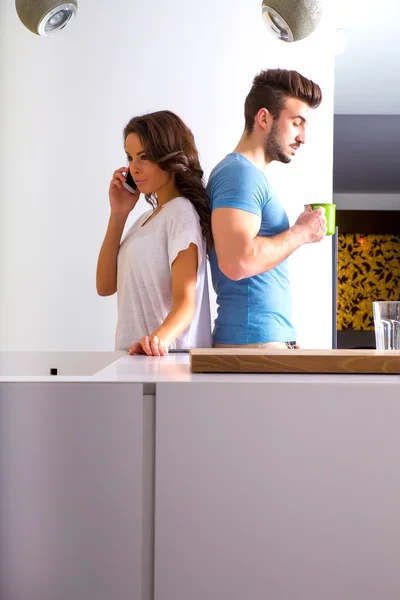 Jovem casal na cozinha — Fotografia de Stock