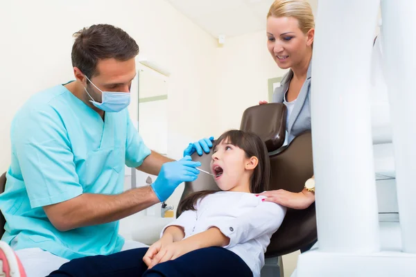 Meisje met haar moeder op de tandarts — Stockfoto