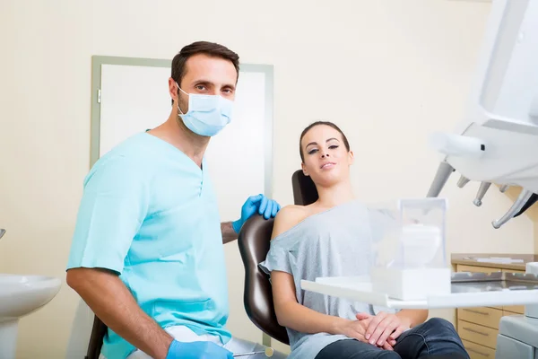 Giovane donna dal dentista — Foto Stock