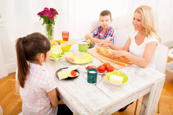 Šťastná rodina snídá doma — Stock fotografie