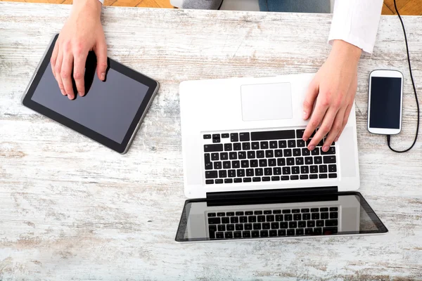 Giovane uomo usando elettronica sul Desktop — Foto Stock