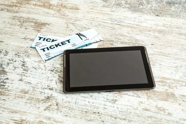 Acheter des billets de cinéma en ligne avec une tablette PC — Photo