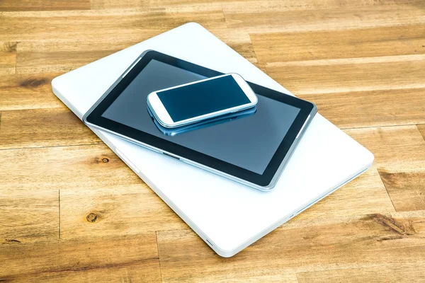 Digitale Geräte auf einem hölzernen Schreibtisch — Stockfoto
