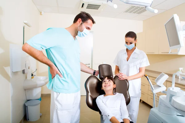 Niña en el dentista —  Fotos de Stock