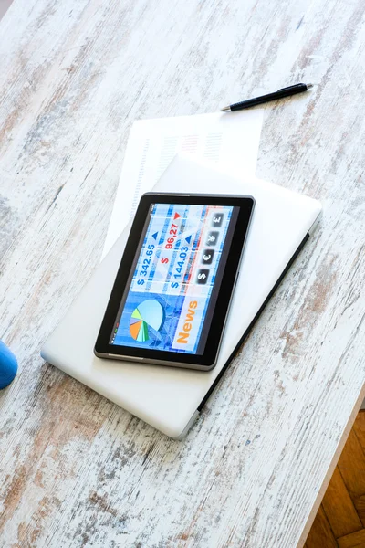 Stock market trading app op een Tablet Pc — Stockfoto