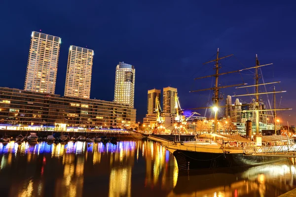 Puerto Madero v Buenos Aires v noci — Stock fotografie