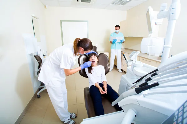 Menina jovem recebendo seu check-up dental — Fotografia de Stock
