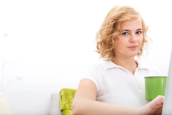 Femme au bureau à la maison — Photo