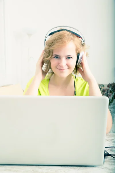 Image de style rétro d'une femme écoutant de la musique devant un l — Photo