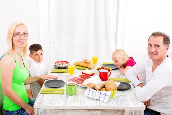 Familie ontbijten — Stockfoto