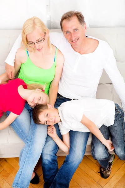 Gelukkige familie op de Bank — Stockfoto