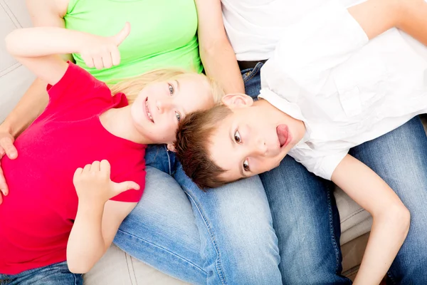 Šťastná rodina na gauči — Stock fotografie