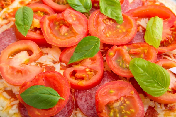 Pizza geserveerd op houten tafel — Stockfoto