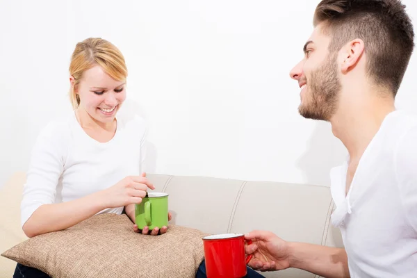 Pareja joven hablando en el Sofá — Foto de Stock