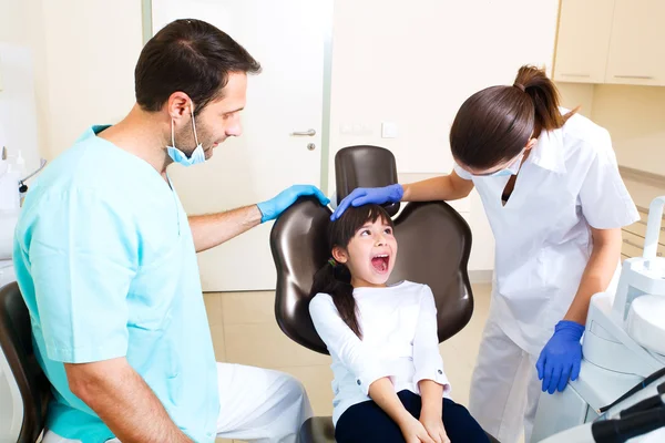 Petite fille chez le dentiste — Photo