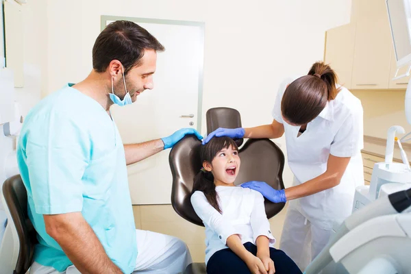 Petite fille chez le dentiste — Photo