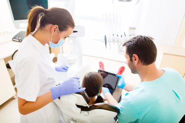 Dentiste avec une petite fille et un Tablet Pc — Photo