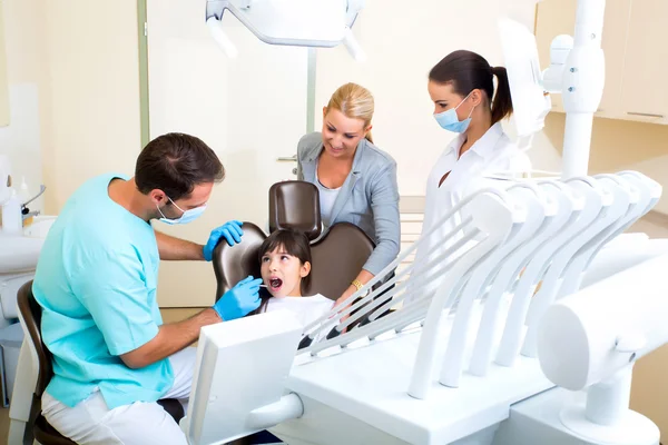 Menina com a mãe no dentista — Fotografia de Stock