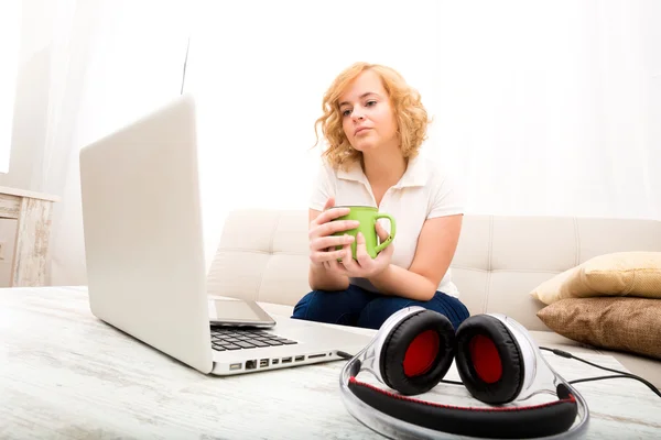 Young woman on the sofa with Gadgets — Stock Photo, Image