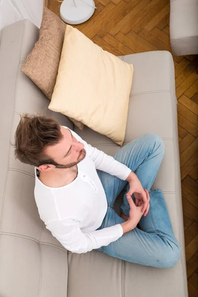 Mladý muž medituje — Stock fotografie